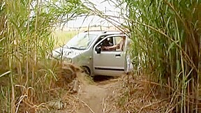 Deux couples francais libertins baisent dehors au cap d’Agde