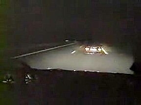 Deux vieilles baisent sur une aire d’autoroute la nuit