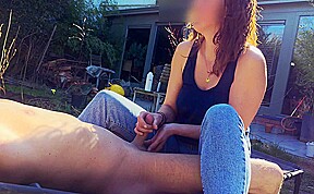 en été on baise sur le transat au jardin