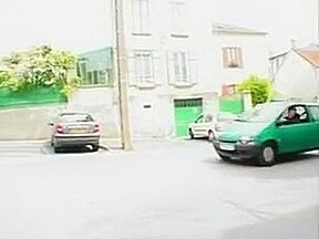 Femme mure baisee par le moniteur dans une twingo verte