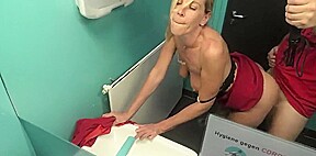 il choppe une jolie allemande dans les wc