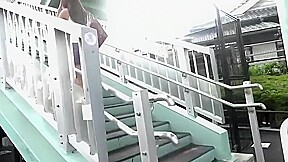 Il defonce une petite chatte dans le bus et deux autres chattes vont venir se joindre a eux