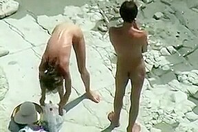 Ils sont amis et baisent pour la premiere fois a la plage nudiste