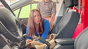 je joue a la pute a la porte de ma voiture