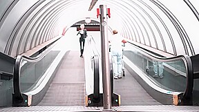 Jolie blonde qui exhibe ses seins en publique