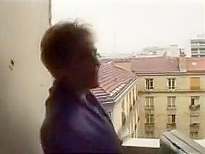 Mature s’exhibe devant la tour eiffel