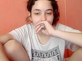 Nena se exhibe por webcam