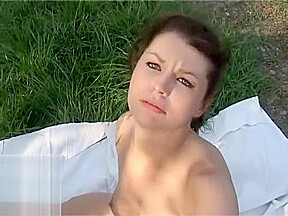 Un chanceux se fait sucer par deux filles dans un parc public