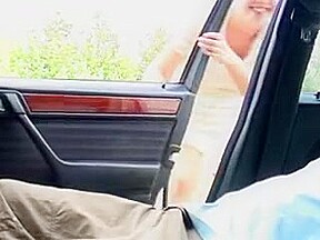 Un type nique avec une grosse copine obese dans sa voiture