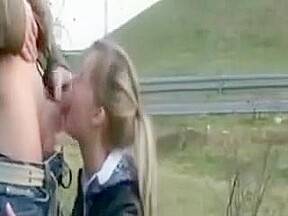 Une blonde lui suce le gland au bord de la route