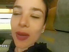 Une brune exhib suce dans le train et un peu partout