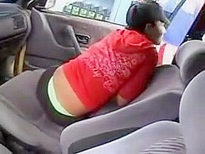 Une cochonne bresilienne se fout a poil dans une voiture et suce Step son mec