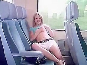 Une fille nue dans un train devant Step son copain