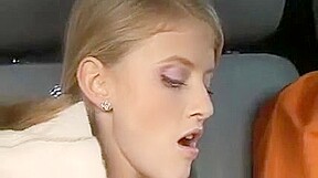 Une petite garce lui fait une fellation en voiture