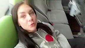 Ce couple se livre a un jeu de touche pipi dans le car