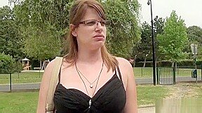 Charlotte se fait un plan exhibitionniste avec deux mecs