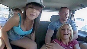 Des couples se font carrement une partouze dans un magasin