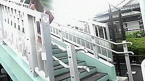 Il defonce une petite chatte dans le bus et deux autres chattes vont venir se joindre a eux