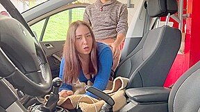 je joue a la pute a la porte de ma voiture