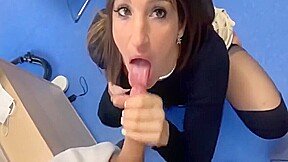 je vide les couilles d un toubib dans son cabinet