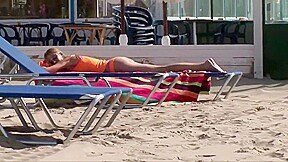 Salope abordee sur la plage se fait baiser par un lascar