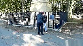 Un vieux a essaye de lui rentrer sa baguette dans le cul