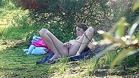 Une naturiste en chaleur se fait defoncer par un