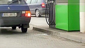 Une tcheque suce dans sa voiture en panne au bord de la route