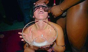 elle avale tout le sperme lors d un méga bukkake