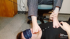 Slave Licks My Stinky Feet And Toes – Mistress Femdom