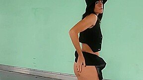 baisée et exhibée dans le parking souterrain