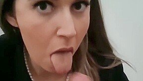 elle suce son mec en voulant recevoir son sperme