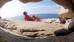 il planque une caméra et fait sucer dans une crique