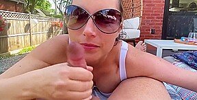 kittie se fait prendre au soleil dans le jardin