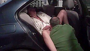 nadine offerte a un inconnu a la station service