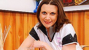 Waitress Valerie Voxx Drains Customer Dick – StrokiesHandjob